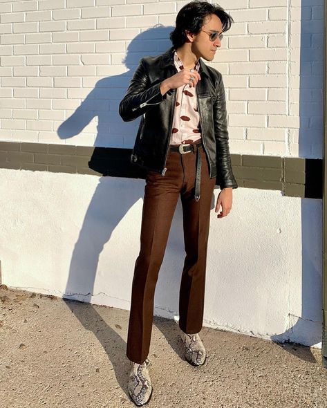 70s Fashion Men, Men With Street Style, 70s Inspired Fashion, 70s Outfits, Mens Fashion Streetwear, Mens Outfit Inspiration, Looks Street Style, Stylish Mens Outfits, Mens Accessories Fashion