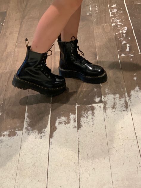 Doc Martens Shiny Black, Shiny Dr Martens Outfit, Shiny Combat Boots Outfit, All Black Doc Martens, Shiny Doc Martens, Black Shiny Boots, Swaggy Shoes, Shiny Black Boots, Doc Marten Platform