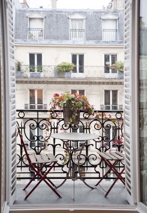 This struck my fancy because it'd be a dream to wake up and have breakfast at this table overlooking Paris. Parisian Balcony, Paris Balcony, French Balcony, Clemence Poesy, Balkon Decor, Apartment Balcony Garden, Parisian Aesthetic, Jeanne Damas, Marion Cotillard