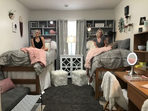 Georgia College and State University Dorm - boho chic dorm, grey and mauve, C and K, roomie love, besties, girly dorm, cute dorm Dorm Room For Boys, Dorm Cute, Georgia College And State University, Chic Dorm, Dorm Room Essentials List, Dorm Room Lights, Dorm Room Colors, Dorm Room Organization Diy, Dorm Room Necessities