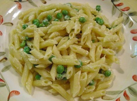 Cheesy Penne Pasta with Peas Chicken Peas Pasta, Cheesy Penne Pasta, Pasta And Peas, Chicken Margherita, Pea Pasta, Pasta Casserole Recipes, Pasta With Peas, Peas Recipe, Pasta Sides