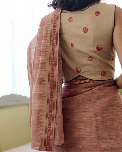 Rock This Summer With Ultra Minimalist Sarees and Blouses! • Keep Me Stylish Blouse Design For Linen Saree, Saree Cotton, Cotton Saree Aesthetic, Cotton Saree For Summer, Latest Cotton Blouse Pattern, Cotton Saree Asthetic, Cotton Saare Aesthetic, Trendy Blouse Patterns, Cotton Blouse Design