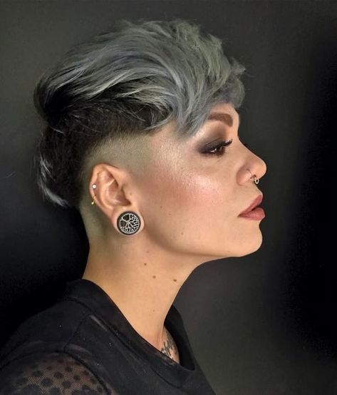 12 Sublime Pixie Cuts with Shaved Sides for Women Shaved Sides For Women, Shaved Sides Long Top, Pixie Cut With Shaved Sides, Half Shaved Head Hairstyle, Short Bob Hair Styles, Pixie Cut Shaved Sides, Half Shaved Head, Shaved Pixie Cut, Bob Hair Styles