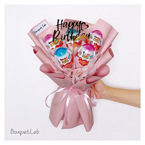 Gummy Flower Bouquet, Kinderjoy Bouquet, Bouquet Chocolate, Bouquet Tutorial, Bts Dynamite, Bouquet Delivery, Friend Crafts, Birthday Bouquet, Cute Birthday Gift