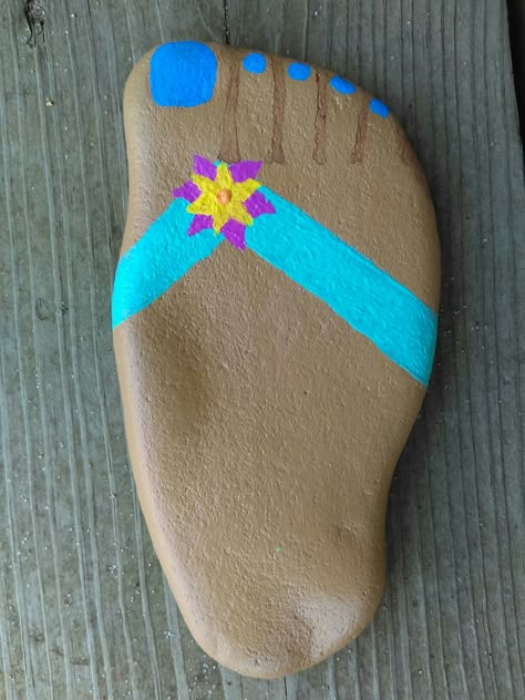 Painted flip flop rock Flip Flop Rock Painting Ideas, Flip Flop Rock Painting, Flip Flop Painted Rocks, Painted Flip Flops, River Rock Art, Flip Flop Art, Brick Crafts, Rock Painting Supplies, Diy Rock Art