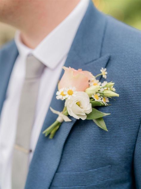 Boutineer Ideas Wedding Spring, Button Hole Wedding, Peach And White Boutonniere, Boutineer Ideas Colorful, Boutonniere Wedding Summer, Summer Boutonniere Wedding, Summer Wedding Buttonholes, Peach Rose Boutonniere, Pastel Boutineer