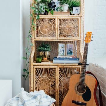 Bohemian Style Home, Bohemian Chic Decor, Bo Ho, Wicker Shelf, 70s Home Decor, Vintage Ideas, Apartment Bedroom, Ideas Hogar, Wicker Decor