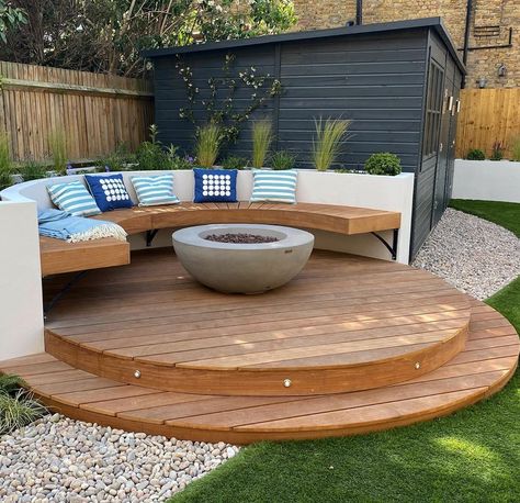 Circular Garden Seating, Curved Garden Seating, Curved Patio Design, Round Decking, Circular Patio Ideas, Curved Decking, Landscaping Aesthetic, Circular Garden Design, Circular Seating