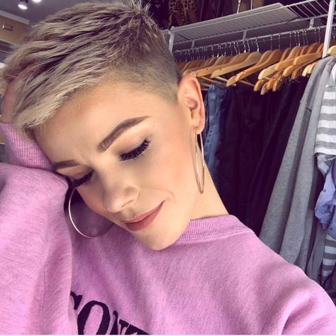 Shaved Pixie Haircuts - Stylish Short Haircut for Women Kort Pixie, Shaved Pixie, Shaved Hairstyles, Super Short Haircuts, Short Shaved Hairstyles, Stylish Short Haircuts, Super Short Hair, Edgy Chic, Very Short Hair