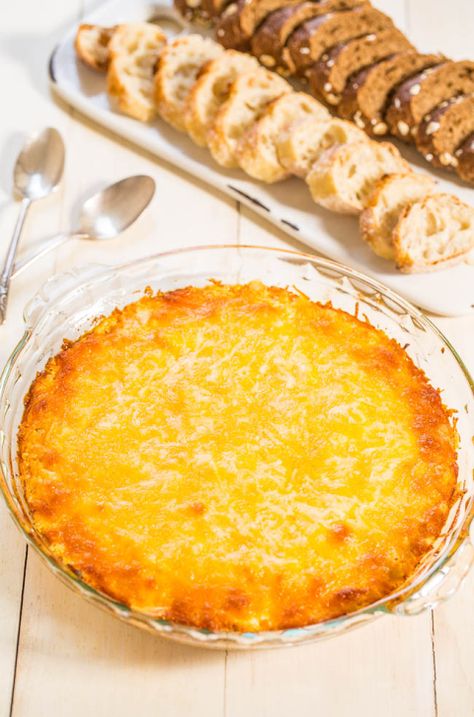 Easy Buffalo Chicken Dip - Cheese, cream cheese, and chicken combined in a fast and easy dip!! Total comfort food that'll be devoured at any party!! Great for game day parties! Cream Cheese And Chicken, Easy Buffalo Chicken Dip, Cheesy Bacon Dip, Buffalo Chicken Dip Easy, Easy Buffalo Chicken, Chili Dip, Buffalo Wing, Averie Cooks, Buffalo Wing Sauce