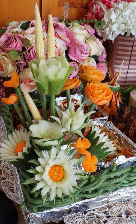 Garnish Tumpeng, Vegetable Bouquet, Buah Dan Sayur, Amazing Food Art, Decoration Cake, Fruit Decorations, Food Garnishes, Banana Leaf, Food Decoration