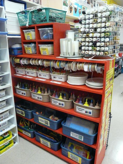 detail of "art supply store" in elementary art classroom Art Supplies Storage Classroom, Art Classroom Aesthetic, Art Classroom Layout, Classroom Supplies Organization, Tab Art, Organization Classroom, Art Classroom Organization, Stage Art, Elementary Art Classroom