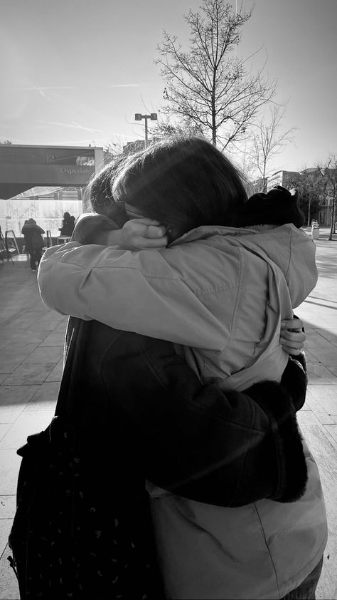 Sisters Faceless Aesthetic, Fake Friend Photo, Bff Hugging Pics, Bestfriend Picture Ideas, No Face Friend Pictures, Photo Of Friends, Chica Hip Hop, Best Friend Hug, Hug Pictures