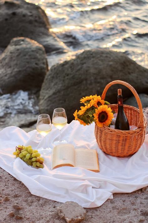 brown woven basket on white table cloth photo – Free Italia Image on Unsplash Summer Selfcare, Picnic Images, Romantic Beach Picnic, Picnic Pictures, Romantic Picnic, Birthday Date, Picnic Essentials, Romantic Photos Couples, Romantic Picnics