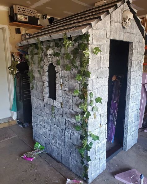 Torts Tombs on Instagram: “So many glue gun burns and still 2 walls to go 😞 #halloweenlife #hocuspocus #hauntedhouse #halloweendecorations #halloweenlover…” Halloween Mausoleum, Haunted Trail Ideas, Tombstone Diy, Trail Ideas, Haunted Trail, Halloween Cemetery, Haunted House Diy, Foam Carving, Halloween Outside