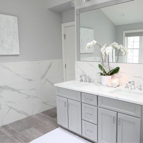 Grey And White Marble Bathroom Paint Colors, Gray White Marble Bathroom, Grey Marble Bathroom Countertops, Gray Marble Bathroom Ideas, White And Grey Bathroom Ideas, Grey Marble Bathroom Floor, Subway Tiles Herringbone, Gray Marble Bathroom, Bathroom Design White