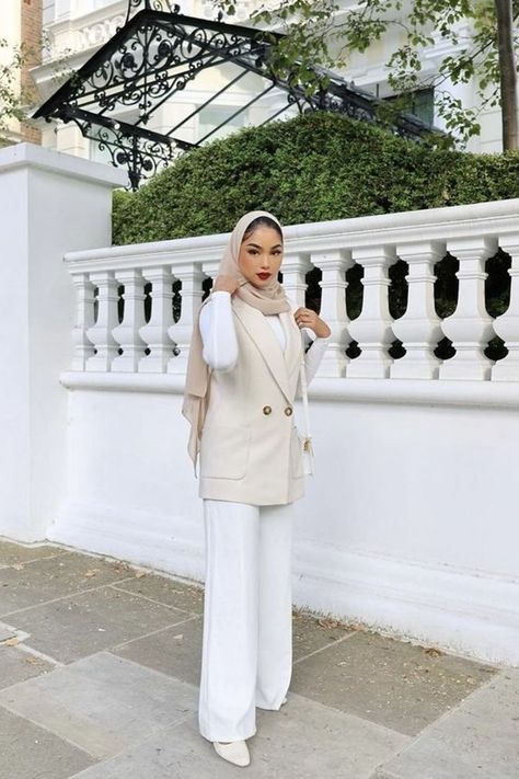 Office Abaya, Beige Blazer Outfit Hijab, Office Wear For Hijabis, Hijabi Office Wear Simple, Hijabi Office Wear Classy, Hijabi Outfits Blazers, Hijabi Blazer Outfit Formal, Vest Blazer Outfit, Outfits Hijab