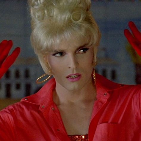 Miguel Bose dans Tacones Lejanos de Pedro Almodovar. Die Antwoord, Inspo Makeup, Miguel Bose, Ingrid Bergman, Documentary Photography, Sims 4, Documentaries, Drama, Film