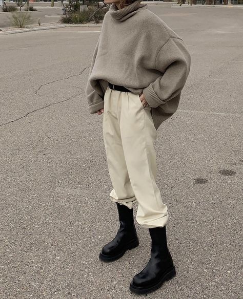 Minimalistic Outfits, Boho Inspiration, Style 2023, Minimal Chic, New York Street, Fall 2023, Chunky Boots, Boots Outfit, Aesthetic Outfits