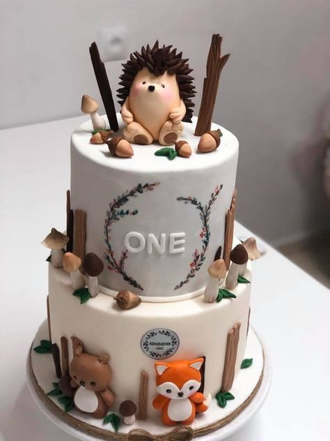 Woodland First Birthday Cake, Woodland Cake Birthday, Woodlands Cake, Woodland Animal Cake, Woodland Birthday Cake, Showstopper Cakes, Hedgehog Birthday, Woodland Cake, Woodland Birthday Party