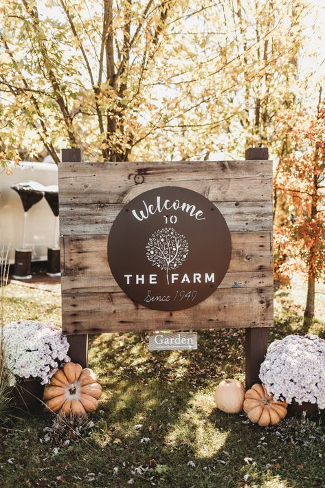 Wood Farm Signs Entrance, Farm Gate Decorating Ideas, Farm Decor Outside, Agritourism Farm Design, Wedding Venue Signs Entrance, Rustic Farm Signs, Rustic Signage Design Outdoor, Diy Farm Signs Entrance, Farm Entry Sign