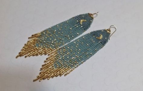 Gold Beaded Earrings, Velvet Sky, Seed Bead Jewelry Patterns, Art Perle, Beaded Fringe Earrings, Beaded Earrings Diy, Beaded Jewlery, Long Fringe, Handmade Jewelry Tutorials