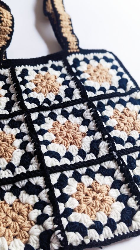 Crochet Granny Square - Crochet Motif - Crochet Patterns - Crochet Projects - Crochet Craft Two Color Granny Square, Black And White Granny Square, Classic Granny Square Pattern, Granny Square Project, Granny Square Crochet Bag, Square Crochet Bag, Classic Granny Square, Crochet Stitches Symbols, Crochet Granny Square Tutorial