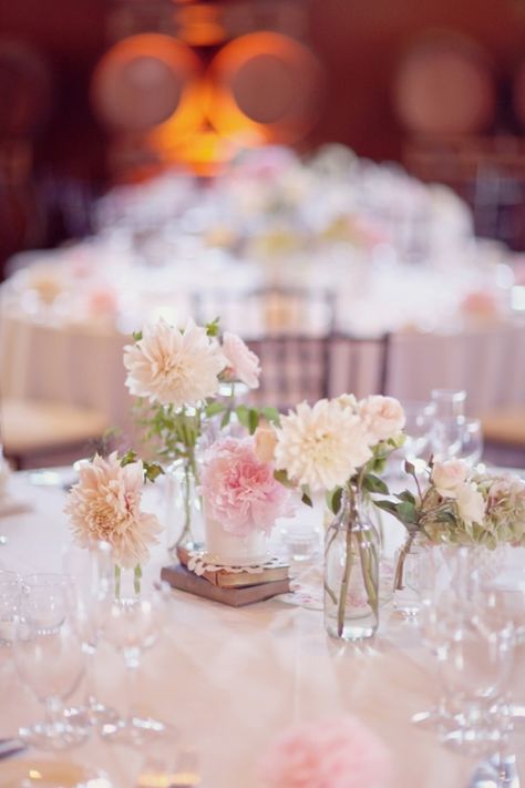 centerpiece inspiration... Dahlia Centerpiece Wedding, Dahlias Wedding, Rose Fushia, Tafel Decor, Simple Centerpieces, Vineyard Wedding, Pink Wedding, Chic Wedding, Bud Vases