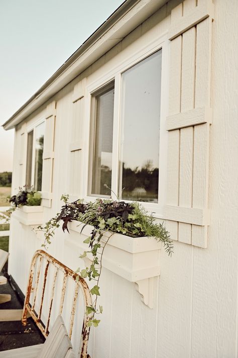 Cozy white cottage style she shed. @lpbuildingsolutions #cozycottage #whitecottage #sheshed #officeshed #backyardshed #windowboxes White Shed House, White She Shed, Outdoor Office Space, Rustic Sheds, She Shed Exterior, Shed Exterior, Shed Exterior Ideas, Cottage Shed, She Shed Office