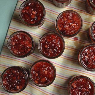 Cranberry Apple Jam, Gift In A Jar, Food In Jars, Traditional Holiday Recipes, Homemade Pancake Mix, Canning 101, Cranberry Jam, Apple Jam, Cranberry Apple