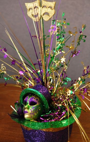 DIY Mardi Gras Centerpiece made from an upside down purple, green, and gold hat filled with foil tensil, onion grass, leaf picks, and ornaments. Mardi Gras Party Decorations, Mardi Gras Wedding, Mardi Gras Centerpieces, Mardi Gras Crafts, Mardi Gra, Mardi Gras Wreath, Mardi Gras Carnival, Mardi Gras Decorations, Mardi Gras Beads