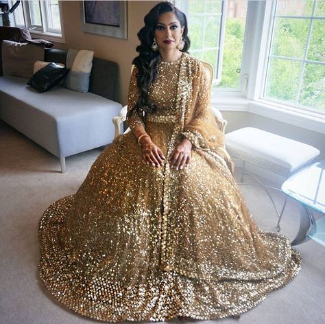 Gold Reception Lengha, Party Lengha, Wedding Lehangas, Indian Reception Dress, Gold Lengha, Net Dress Design, Eid Clothes, Bride Reception Dresses, Indian Wedding Gowns