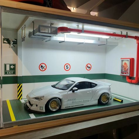 Model car diorama Car Diorama Ideas, Hot Wheels Garage Diy, Diorama Parking, Diaroma Ideas, Car Model Display, Car Diorama, Garage Diorama, Diecast Cars Display, Diecast Diorama