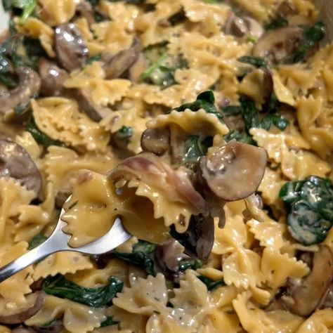 Creamy Garlic Mushroom Pasta Garlic Mushroom Pasta, Cream Cheese Pasta, Mushroom Recipes Pasta, Creamy Garlic Mushrooms, Kale Pasta, Quick Pasta Recipes, Plant Based Cookbook, Vegan Pasta Recipes, Garlic Pasta