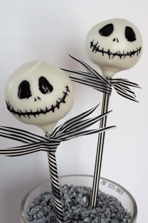 Your little ghouls and goblins are going to love this Nightmare before Christmas with this easy Jack Skellington Cake Pop Tutorial. Halloween Cakepops, Skeleton Birthday, Jack Skellington Cake, Cake Pops Recipe, Halloween Deserts, Cake Pop Tutorial, Fall Eats, Cake Pop Designs, Animated Halloween