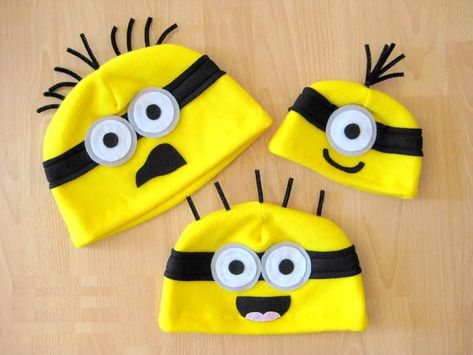 Preparar  sombreros gorros para cumpleaños, puede ser divertido y a la vez podemos fabricar en casa con los niños sus personajes favoritos. Gorros sencillos con tela amarilla o polar amarillo, tela que es economica y podemos adaptar en varios tamaños En esta oportunidad presentamos como hacer gorros de Minion los simpaticos personajes para hacer en polar y abrigar la cabeza en invierno o hacer en tela liviana para lucir en fiestas. Diy Minion Costume, Fleece Hat Pattern, Halloween Costume Hats, Diy Minions, Fleece Crafts, Minion Halloween, Fleece Projects, Minion Hats, Minion Costumes