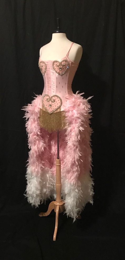 Pink Showgirl Aesthetic, Pink Drag Outfit, Victoria Secret Fashion Show Outfits, Burlesque Dancer Costume, Burlesque Movie Costumes, Show Girl Aesthetic, Costume Designer Aesthetic, Burlesque Outfit Classy, Pink Pony Club Outfit