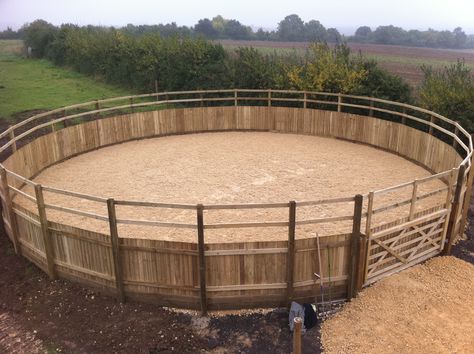 Round Yard Horse, Horse Round Pen Ideas, Round Pen Ideas, Diy Round Pen, Horse Round Pen, Horse Barn Ideas, Round Pens For Horses, Dream Barn Stables, Horse Pens