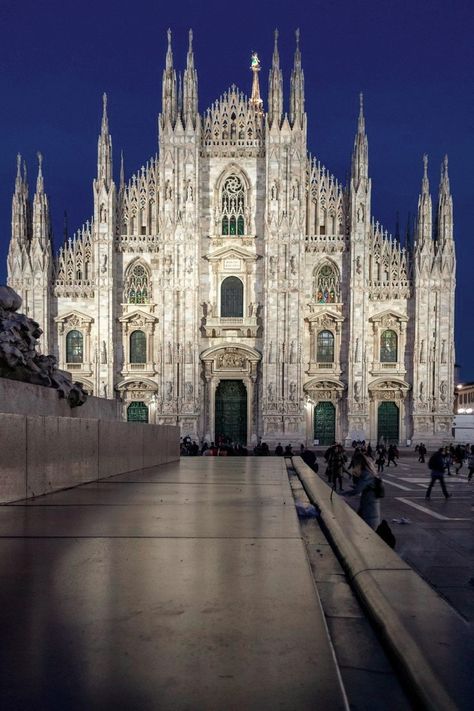 Milan Photoshoot, Building Lighting, Duomo Milan, Duomo Milano, Milan Travel, Italian Cities, Milan Cathedral, Church Pictures, European Architecture