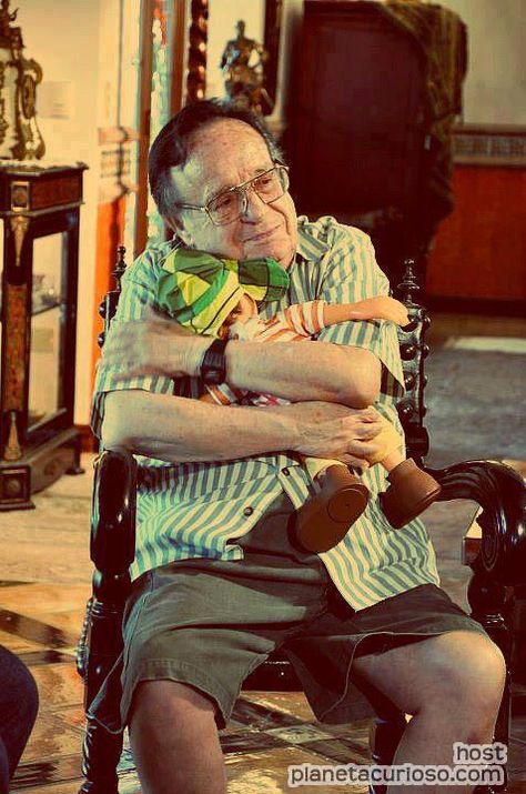 Roberto Gómez Bolaños "Chespirito" abrazando un muñeco del Chavo del 8 Mexican Culture, My Heritage, Inspirational People, Gamer Girl, Comedians, Childhood Memories, Movies And Tv Shows, Cool Pictures, Movie Tv