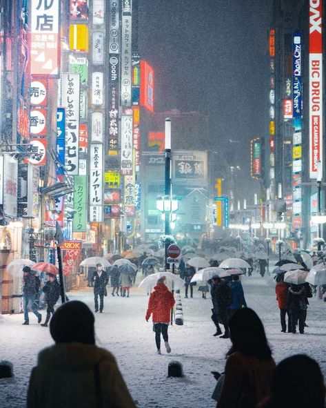 In the typical year, Tokyo gets only one or two days of light snowfall, and the snow rarely remains on the ground for more than a few days. But, when it snows, it really gives city special vibe.⁣⁣📷 k319w⁣⁣ Tokyo Snow, Places In Tokyo, Atmospheric Photo, Neon Photography, Neon City, Neon Noir, Japanese Photography, Tokyo Street, Japan Aesthetic