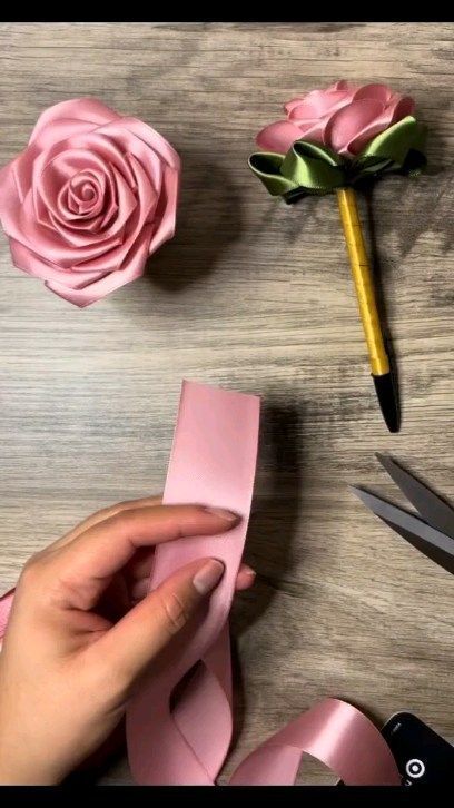 How to Wrap a Bouquet in Paper Like a Pro Wrap A Bouquet In Paper, Wrap A Bouquet, Satin Flowers Diy, Aktiviti Tadika, Ribbon Flowers Bouquet, Ribbon Flowers Diy, Diy Lace Ribbon Flowers, Diy Bouquet Wrap, Diy Ribbon Flowers