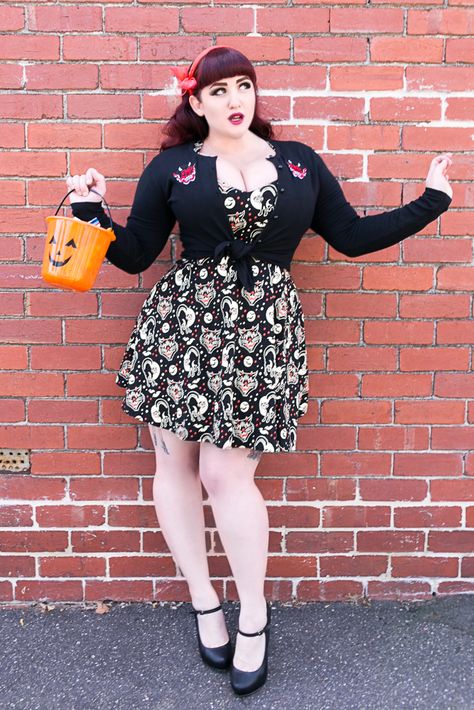 Fashion For Chubby Ladies, Plus Size Rockabilly, Psychobilly Fashion, Cute Kitties, Retro Fashion Outfits, Plus Zise, Lindy Bop, Red Love Heart, Witch Doctor