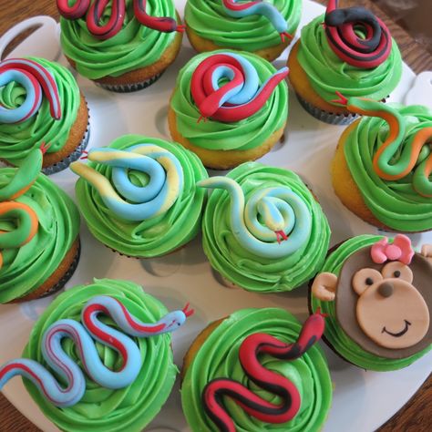 Snakes and monkey cupcakes (rainforest theme) Reptile Cupcake Ideas, Rainforest Cupcakes, Snake Cupcakes, Rainforest Cake, Rainforest Party, Rainforest Art, Snake Cake, Snake Cakes, Snake Birthday