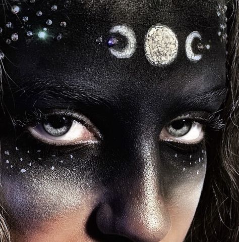 Nyx Goddess Cosplay, Winter Witch Makeup, Enchantress Makeup Halloween, Moon Face Makeup, Silver Witch Makeup, Moon Aesthetic Makeup, Full Moon Costume, Full Moon Makeup, Night Fairy Makeup