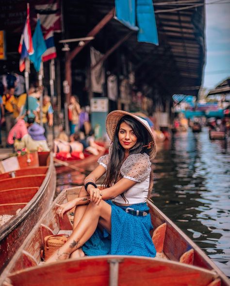 Damnoen Floating Market , Thailand - top things to do in Bangkok , instagrammable places in Bangkok Damnoen Saduak Floating Market, Bangkok Street Photography, Thailand Poses, Bangkok Photoshoot, Vietnam Pictures, People Queuing, Thailand Floating Market, Floating Market Bangkok, Bangkok Outfit