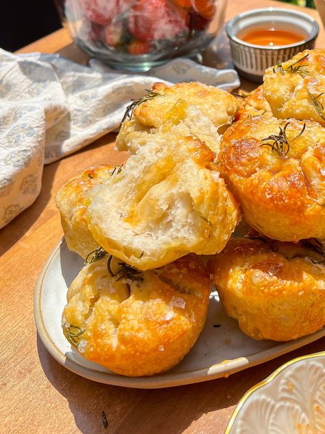 Salted Rosemary Sourdough Focaccia Muffins Bread Roll Recipes, Focaccia Muffins, Focaccia Bread Recipes, Bread Recipes Sourdough, Summer Bread, Focaccia Recipes, Rosemary Sourdough, Protein Bread Recipes, Hosting Recipes