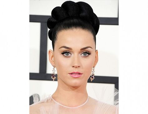 “Round eyes tend to read ‘cute’,” he says. “If you want a sexier feel, play up your eyes [by applying a darker shadow] upwards and out.” Katy Perry Makeup, Katy Perry Hair, Katy Perry Hot, Quinceanera Hairstyles, Beauty Hair Makeup, Makeup Eye Looks, Cover Girl, Celebrity Beauty, Day Makeup