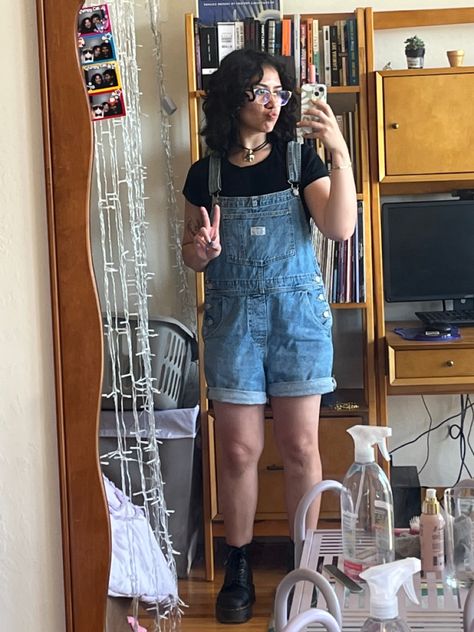 How To Style Short Overalls, Girly 90s Outfits, Overall Outfits Aesthetic, Enby Vibes, Shorts Overalls Outfit, Short Overalls Outfit, Overalls Outfit Short, Overalls Outfit Summer, Overall Shorts Outfit