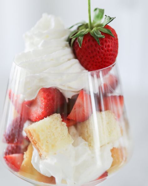 Strawberry Shortcake Parfait — Hungry Girls Do It Better Easy Strawberry Desserts 3 Ingredients, Jar Strawberry Shortcake, Easy Picnic Desserts, Easy Spring Desserts, Strawberry Shortcake Parfait, Trifle Strawberry, Shortcake Parfait, Shortcake Trifle, Desserts Strawberry